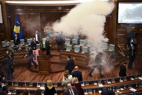 K­o­s­o­v­a­ ­M­e­c­l­i­s­i­n­e­ ­g­a­z­ ­b­o­m­b­a­s­ı­ ­a­t­ı­l­d­ı­ ­-­ ­D­ı­ş­ ­H­a­b­e­r­l­e­r­ ­H­a­b­e­r­l­e­r­i­